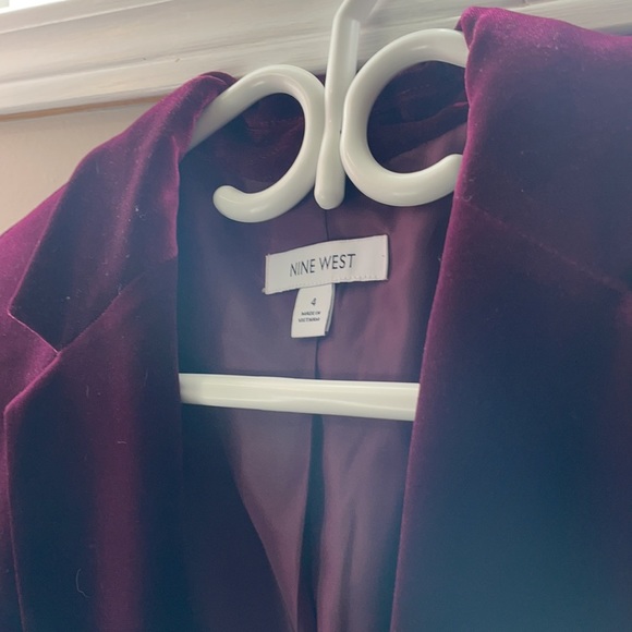 Nine West size 4 magenta velour blazer - Picture 3 of 3